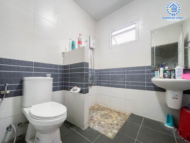 *****บ้านเดี่ยวมือสองนนทบุรี ม.นิชชารมณ์ ราชพฤกษ์-รัตนาธิเบศร์ เนื้อที่ 50.6 ตร.ว. ฟังก์ชัน 4 ห้องนอน 4 ห้องน้ำ จอดรถได้ 2 คัน บนทำเลดีที่สุด เข้าเมืองสะดวก ใกล้รถไฟฟ้าสายสีม่วง "สถานีบางรักน้อยท่าอิฐ" ในราคาสุด!